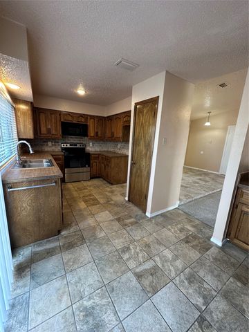 638 Grinnell Drive, Garland, TX 75043