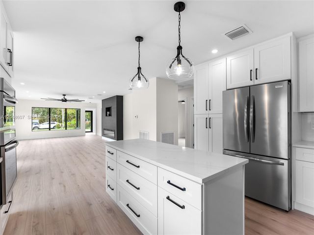 801 S Palmway, Lake Worth, FL 33460