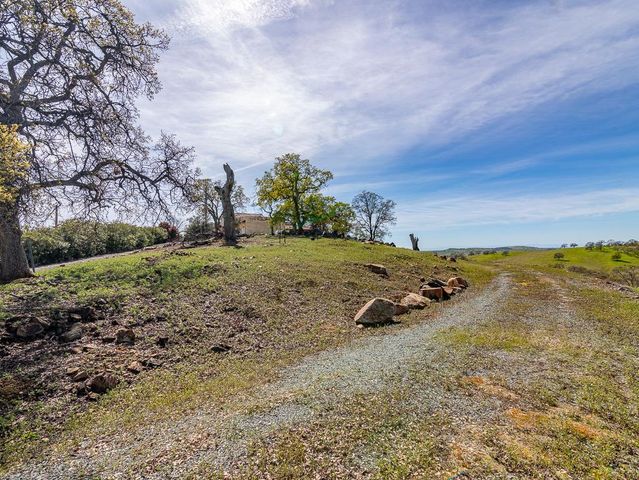 9883 Hernandez Dr, La Grange, CA 95329