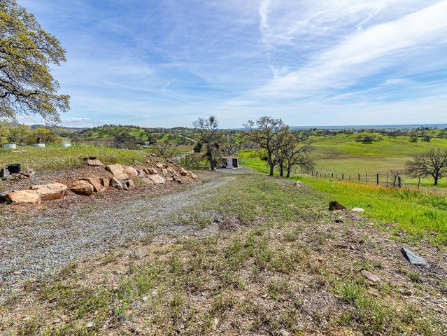 9883 Hernandez Dr, La Grange, CA 95329