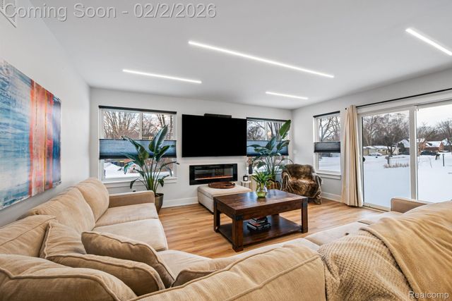 27180 S River Road, Harrison Charter Township, MI 48045