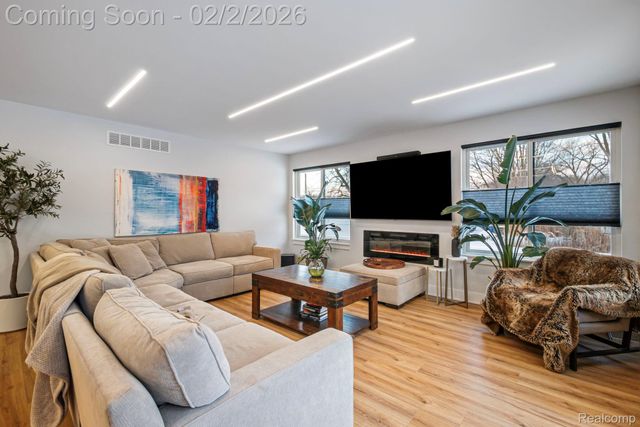 27180 S River Road, Harrison Charter Township, MI 48045