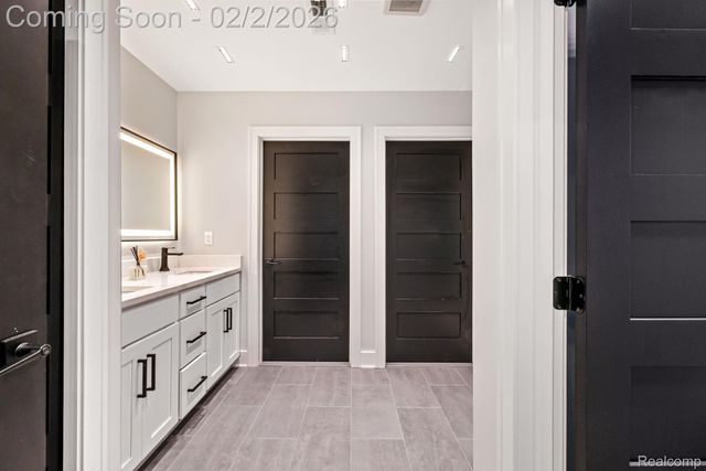 27180 S River Road, Harrison Charter Township, MI 48045