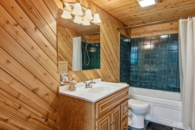 2295 Ariel Court N, North Saint Paul, MN 55109