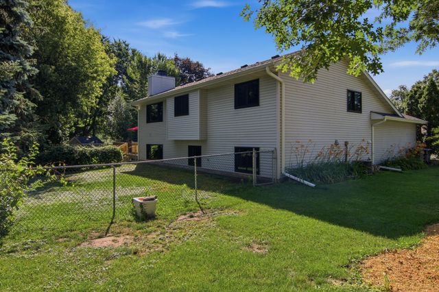 2295 Ariel Court N, North Saint Paul, MN 55109
