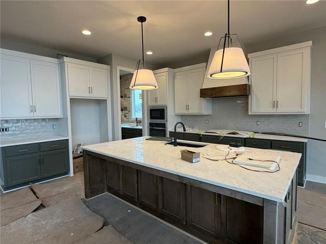 1605 SW Arbor Park Drive, Lee's Summit, MO 64082