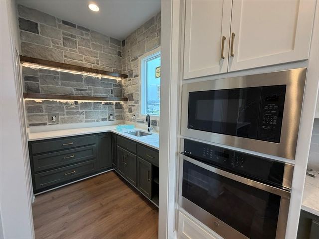 1605 SW Arbor Park Drive, Lee's Summit, MO 64082