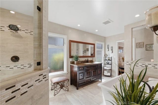 5220 E El Roble, Long Beach, CA 90815