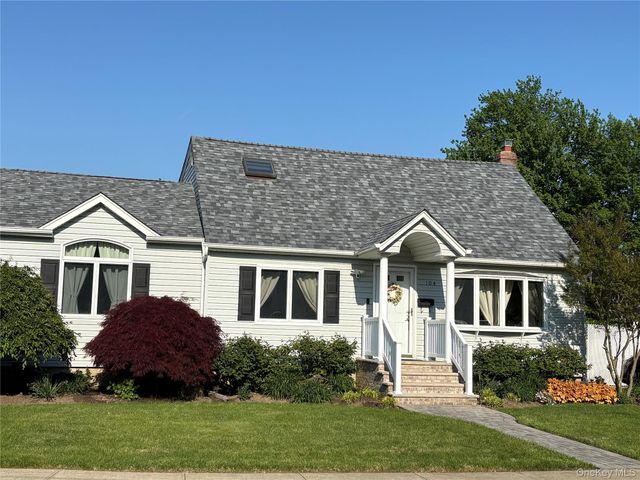 104 Phyllis Drive, Lindenhurst, NY 11757