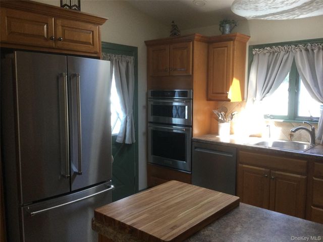 104 Phyllis Drive, Lindenhurst, NY 11757