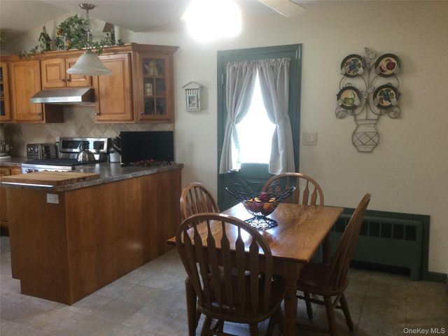 104 Phyllis Drive, Lindenhurst, NY 11757