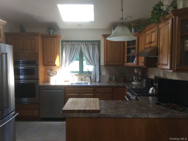 104 Phyllis Drive, Lindenhurst, NY 11757