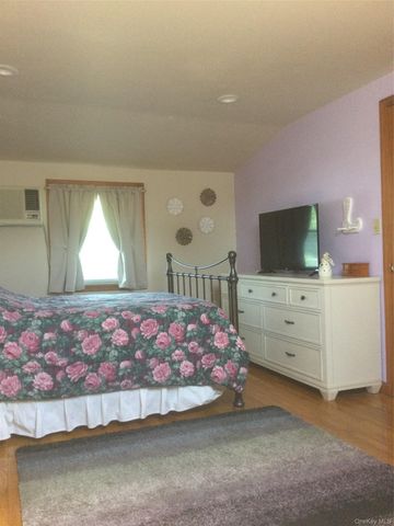 104 Phyllis Drive, Lindenhurst, NY 11757