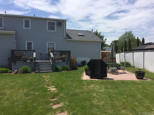 104 Phyllis Drive, Lindenhurst, NY 11757