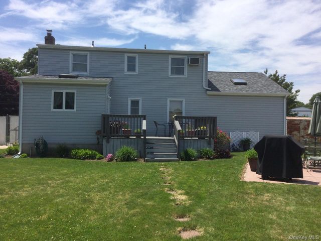 104 Phyllis Drive, Lindenhurst, NY 11757