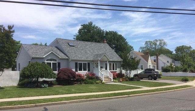 104 Phyllis Drive, Lindenhurst, NY 11757