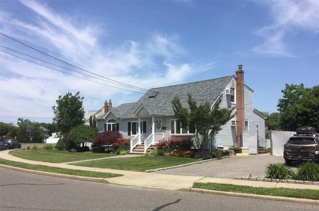 104 Phyllis Drive, Lindenhurst, NY 11757