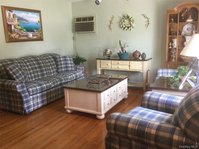 104 Phyllis Drive, Lindenhurst, NY 11757