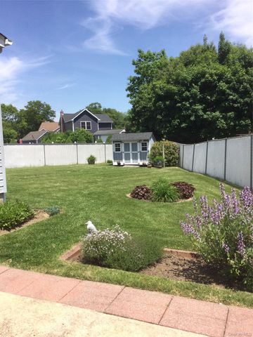 104 Phyllis Drive, Lindenhurst, NY 11757
