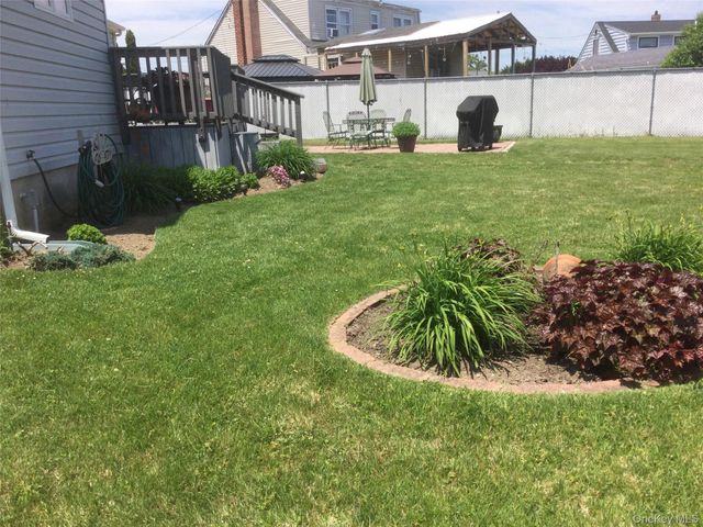 104 Phyllis Drive, Lindenhurst, NY 11757