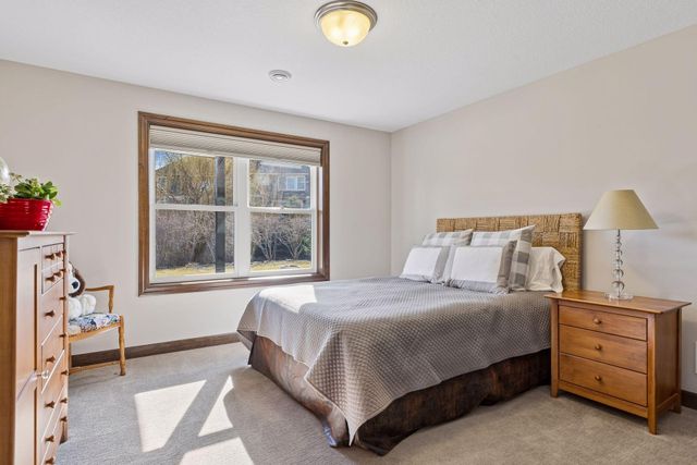 17 Crescent Lane, North Oaks, MN 55127