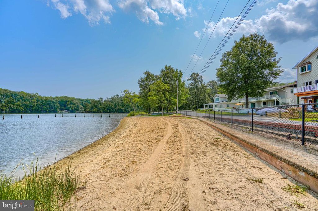 Image 100 of property listing at 1813 POTOMAC RD, Edgewater, MD 21037