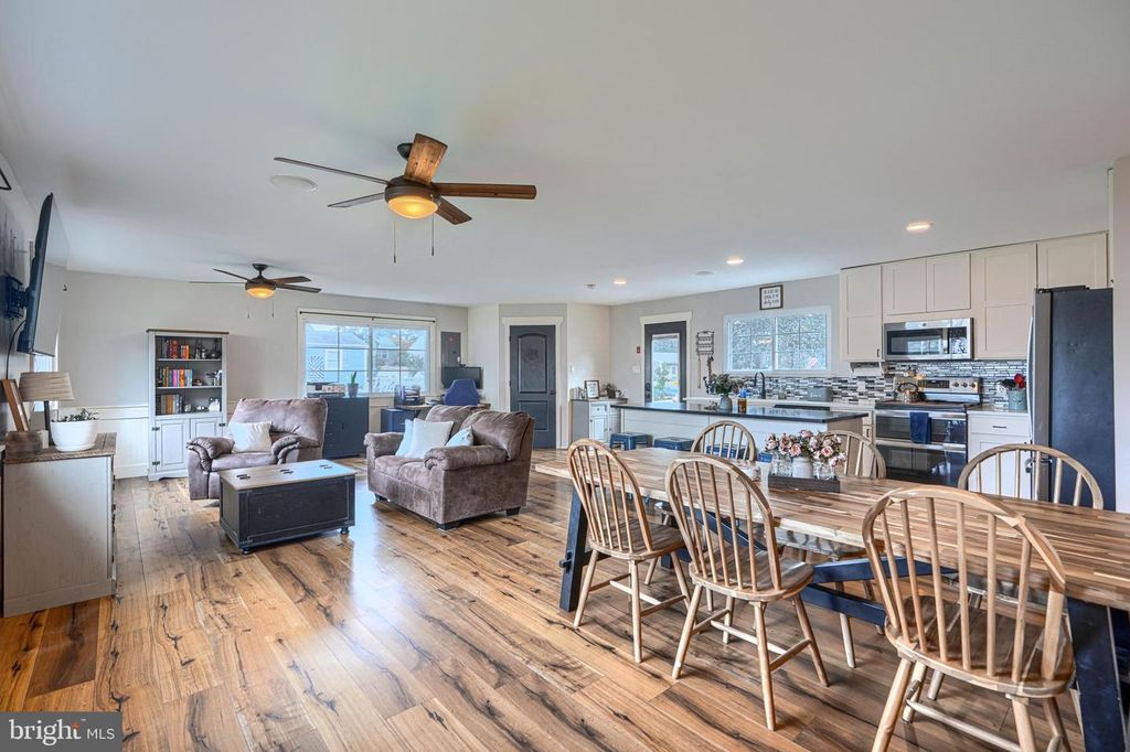 Image 12 of property listing at 1813 POTOMAC RD, Edgewater, MD 21037