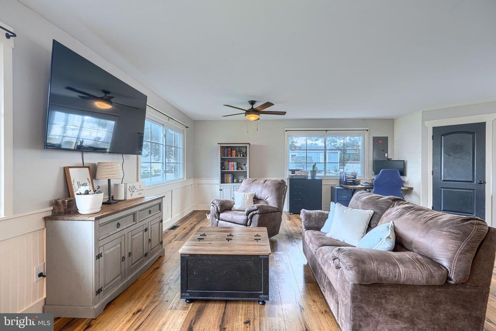 Image 14 of property listing at 1813 POTOMAC RD, Edgewater, MD 21037