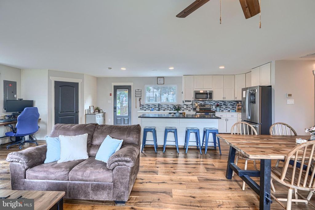 Image 15 of property listing at 1813 POTOMAC RD, Edgewater, MD 21037