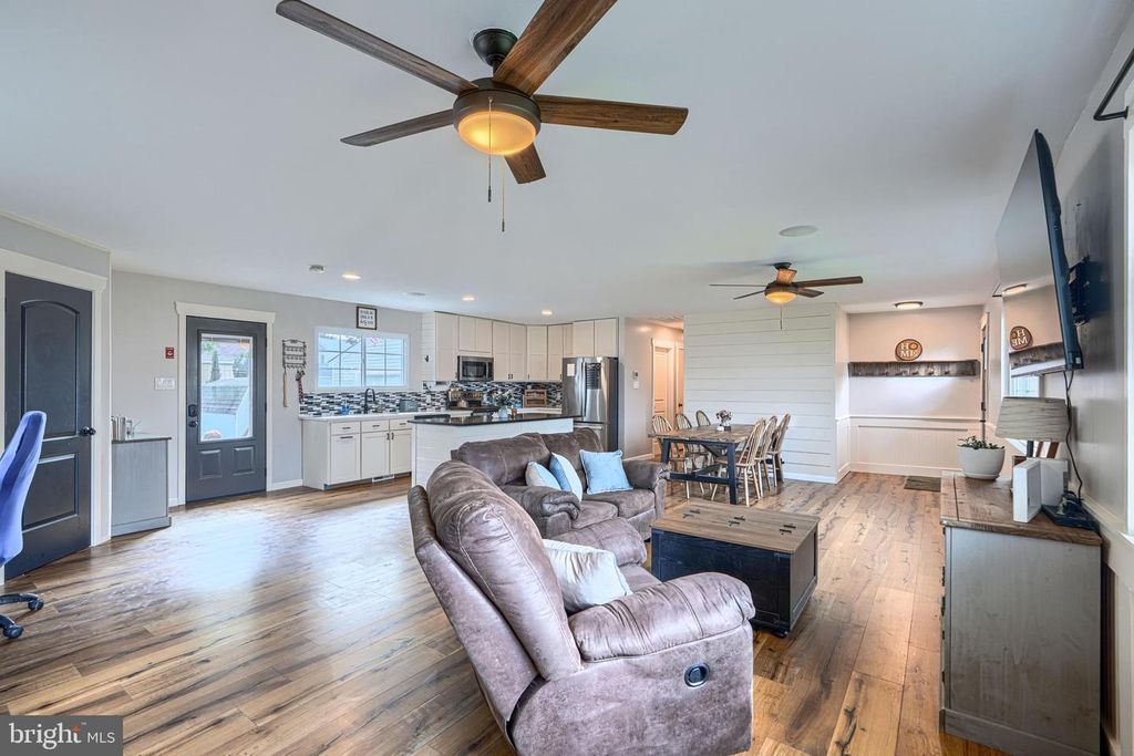 Image 16 of property listing at 1813 POTOMAC RD, Edgewater, MD 21037