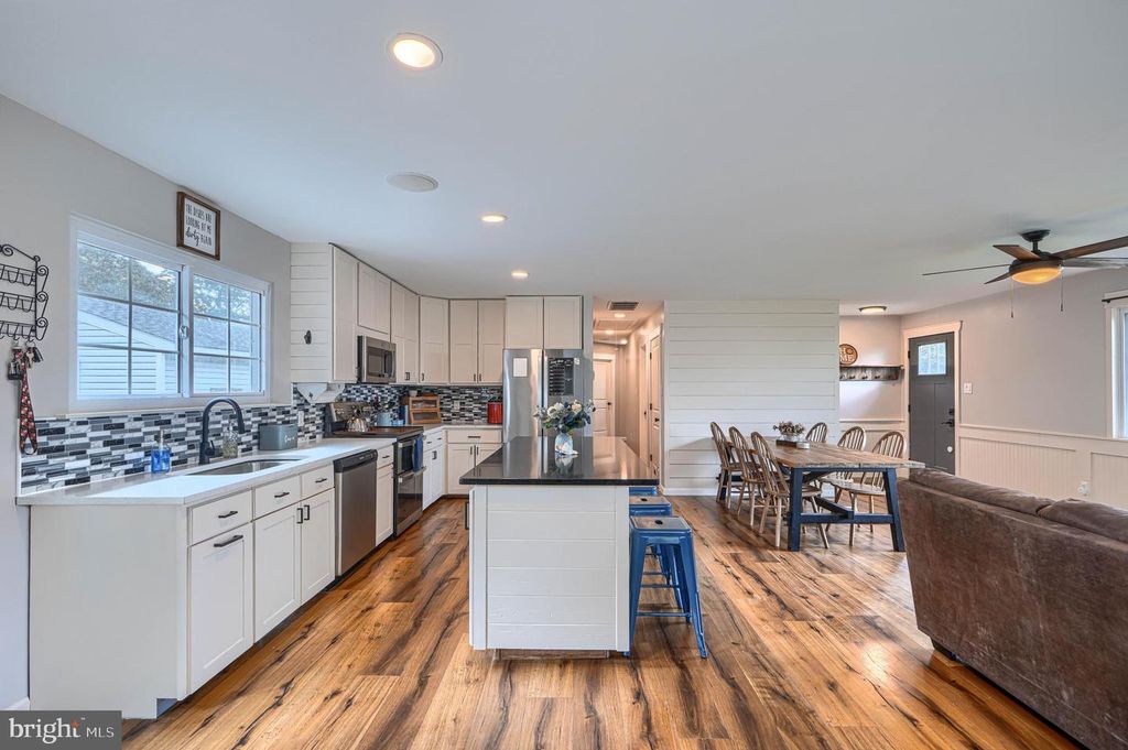 Image 18 of property listing at 1813 POTOMAC RD, Edgewater, MD 21037