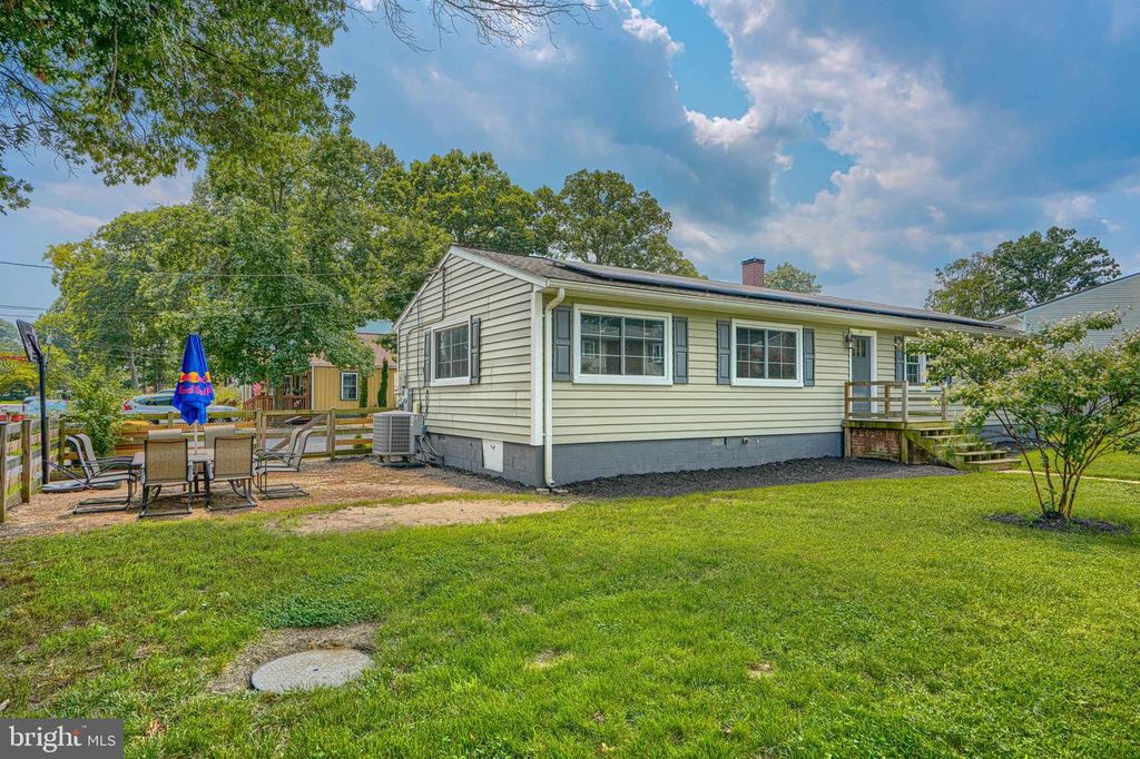 Image 2 of property listing at 1813 POTOMAC RD, Edgewater, MD 21037