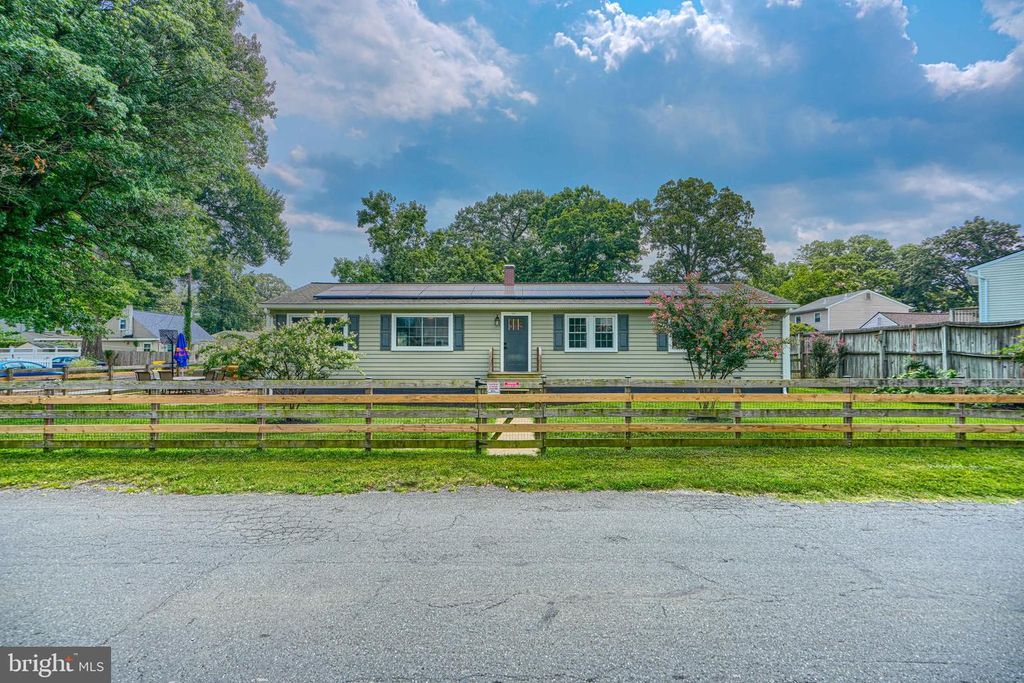 Image 3 of property listing at 1813 POTOMAC RD, Edgewater, MD 21037