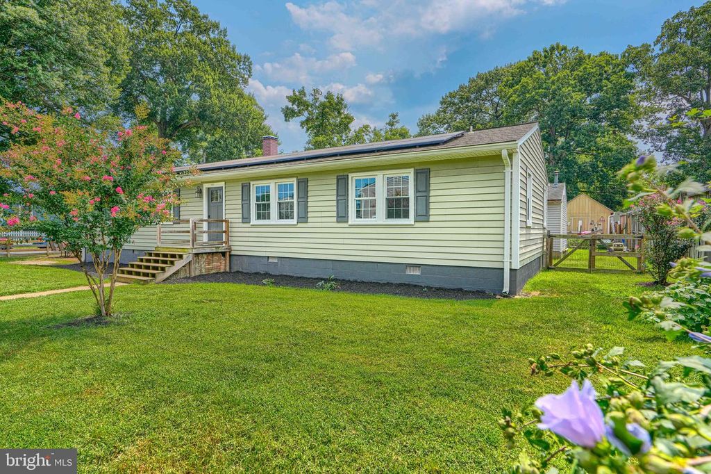 Image 4 of property listing at 1813 POTOMAC RD, Edgewater, MD 21037
