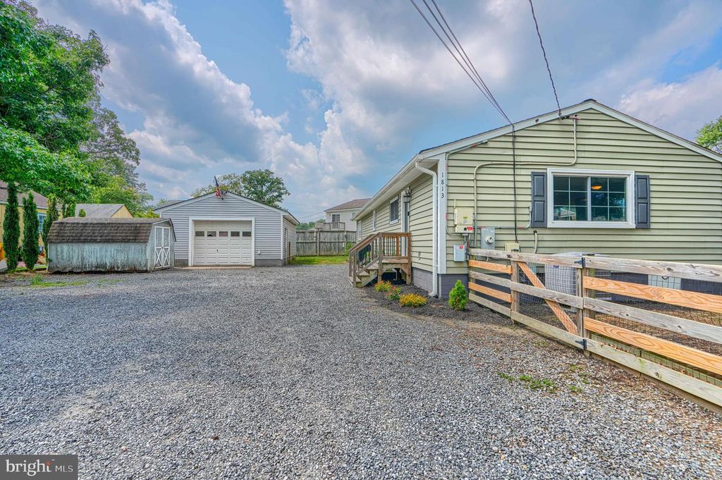 Image 5 of property listing at 1813 POTOMAC RD, Edgewater, MD 21037