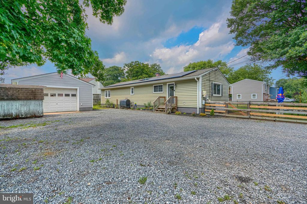 Image 6 of property listing at 1813 POTOMAC RD, Edgewater, MD 21037
