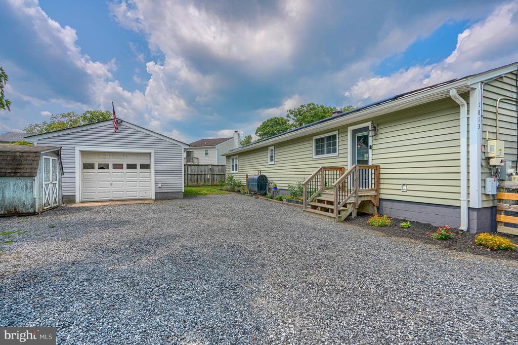 Image 7 of property listing at 1813 POTOMAC RD, Edgewater, MD 21037