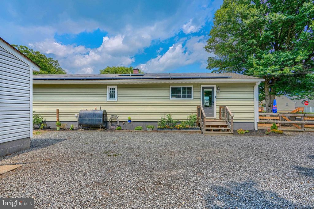 Image 8 of property listing at 1813 POTOMAC RD, Edgewater, MD 21037