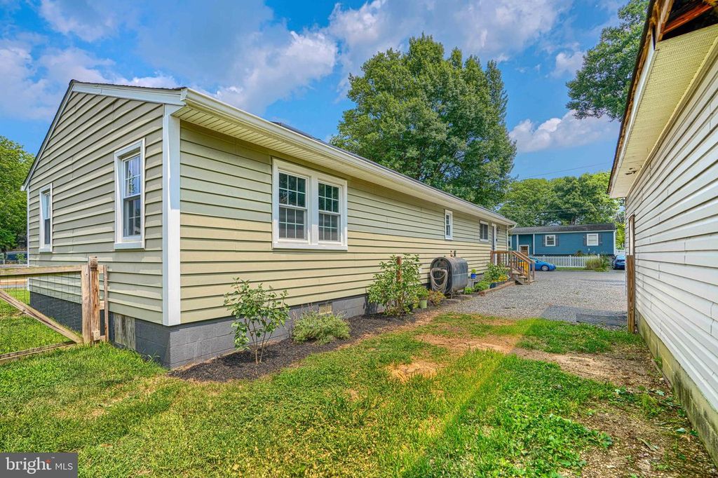 Image 9 of property listing at 1813 POTOMAC RD, Edgewater, MD 21037