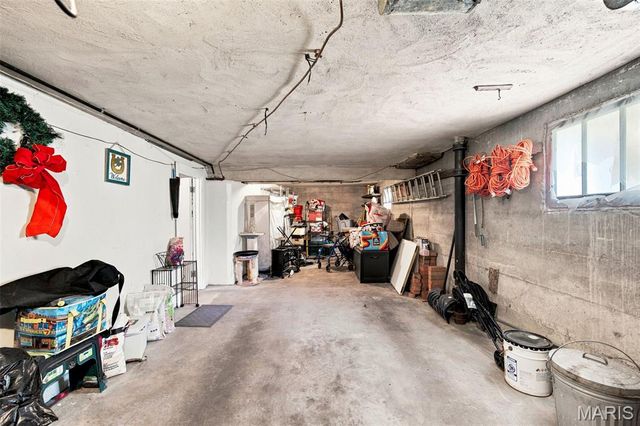 7816 Blackberry Avenue, St Louis, MO 63130
