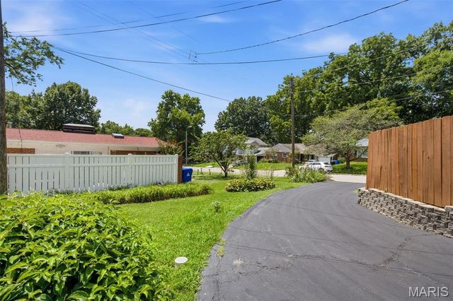 7816 Blackberry Avenue, St Louis, MO 63130