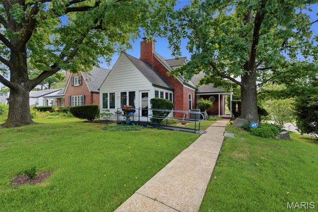 7816 Blackberry Avenue, St Louis, MO 63130