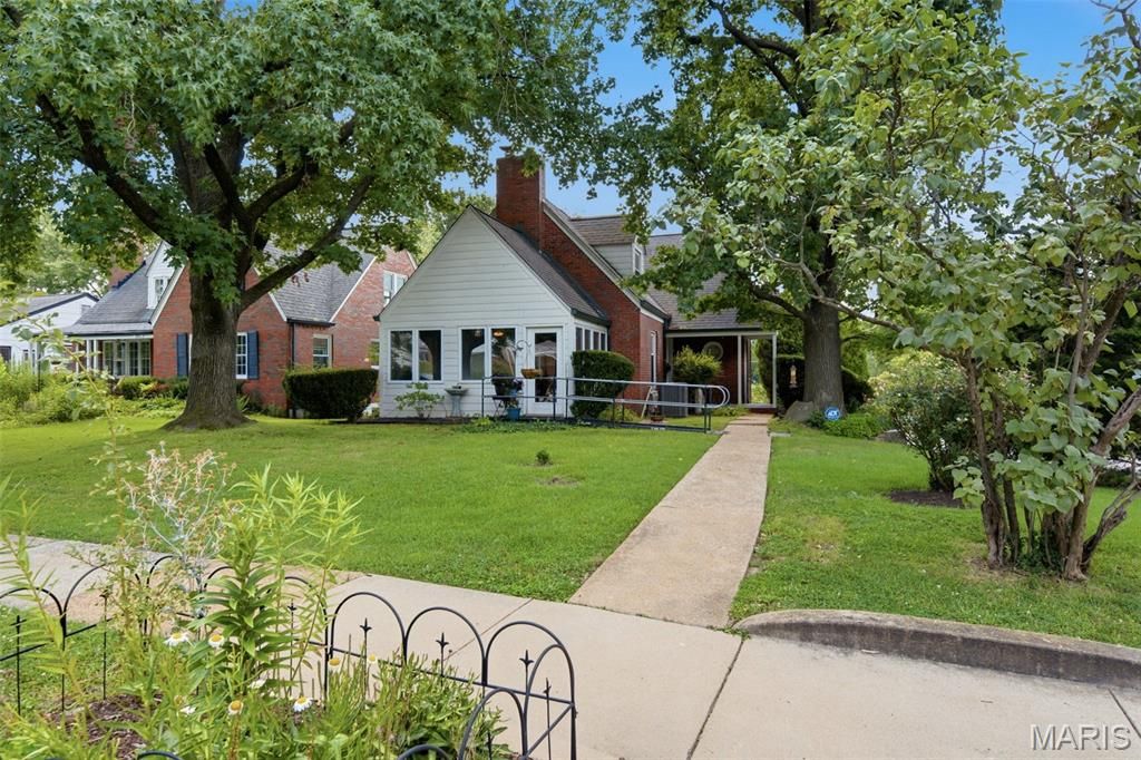 7816 Blackberry Avenue, St Louis, MO 63130