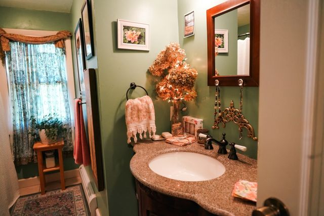 31 Lavender Ln, Springfield, MA 01129