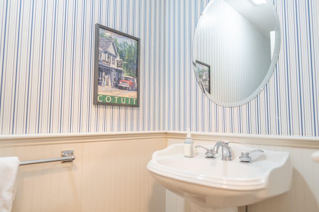 10 Abbey Gate Road, Cotuit, MA 02635