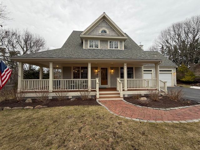 10 Abbey Gate Road, Cotuit, MA 02635