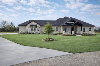 8401 Stallion Drive, Godley, TX 76044