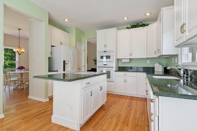 2 Nelson Cir, Bedford, MA 01730
