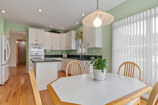 2 Nelson Cir, Bedford, MA 01730