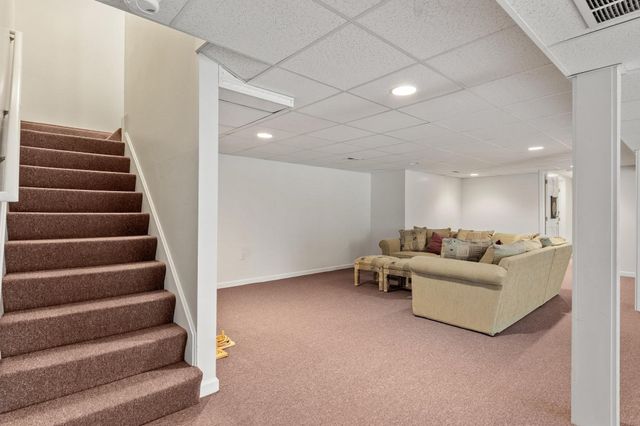 2 Nelson Cir, Bedford, MA 01730